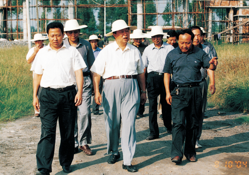 2004年8月10日，省政協(xié)主席王生鐵在市委書(shū)記劉雪榮的陪同下視察聚丙烯工程建設(shè)