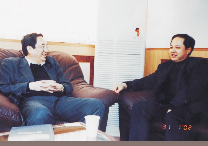 2002年1月31日，中央政治局委員、湖北省委書(shū)記俞正聲在省委辦公室親切接見(jiàn)舒心先生 
