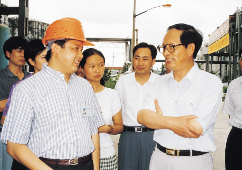 1998年8月1日，湖北省委書(shū)記賈志杰在舒心先生的陪同下，對(duì)我公司進(jìn)行了視察